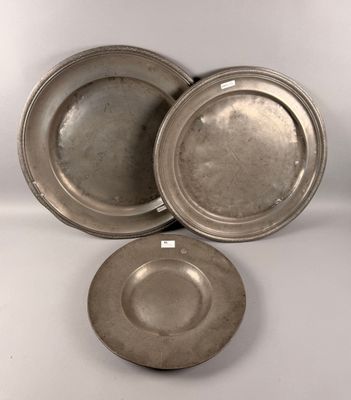 Trois plats dont deux grands à la "cardinal" dont un monogra…