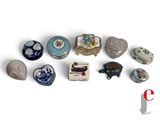 a lot of small objects that are sitting on a table