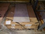 une pile de boîtes posées sur une palette
