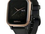 La Garmin est une montre connectée dotée d'un bracelet noir rehaussé de touches dorées
