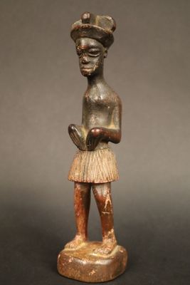 une statue en bronze d'une femme avec un chapeau sur la tête