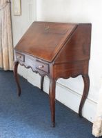 BUREAU DE PENTE en acajou mouluré et sculpté ouvrant en faça…