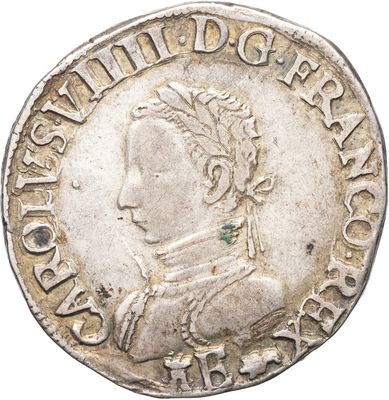 gros plan d'une pièce de monnaie sur fond blanc