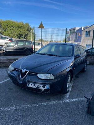 une voiture noire garée dans un parking à côté d'autres voitures
