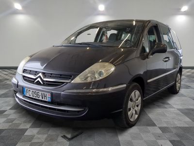 la photo d'une petite voiture garée dans un garage
