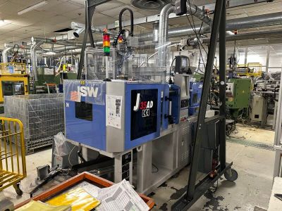 une machine installée à l'intérieur d'une usine