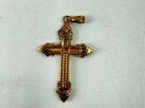une croix dorée sur un tissu blanc orné d'une croix