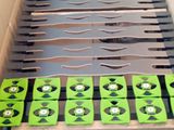 une boîte en carton contenant tout un tas de skateboards verts et noirs