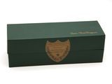boîte-cadeau verte ornée d'un emblème doré sur le couvercle
