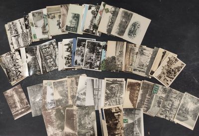 une vieille photo d'un tas de vieilles photos sur une table