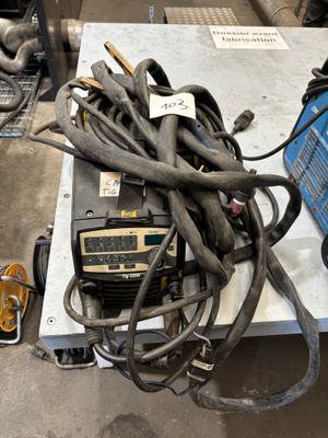 une photo montrant un tas de fils et d'autres équipements électriques posés sur une table