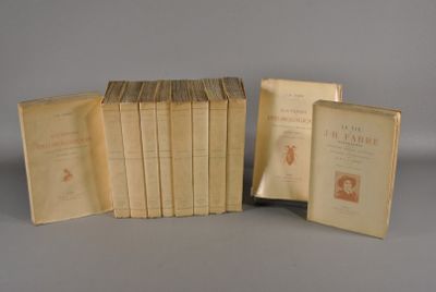 plusieurs livres sont empilés sur une table