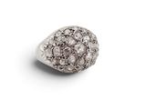 une image d'une bague en diamant sur fond blanc