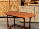 une table posée à même le sol dans un entrepôt