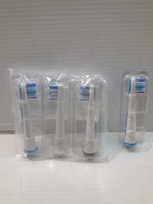 quatre brosses à dents sont emballées dans des sachets en plastique sur un comptoir