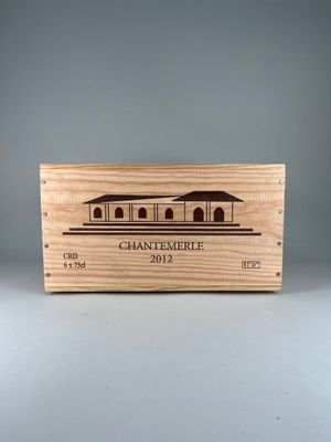 une boîte en bois sur laquelle figure l'image d'un bâtiment