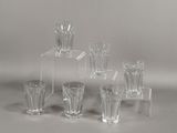 plusieurs vases en verre transparent posés sur une table transparente