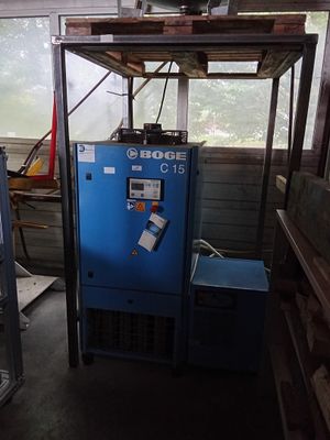une machine bleue posée dans une pièce près d'une fenêtre