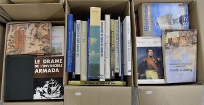 une boîte remplie de livres posée sur une table