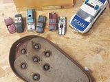 une boîte contenant un assortiment de petites voitures posée sur une table