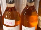 plusieurs bouteilles de vin sont alignées sur une table