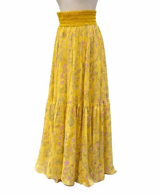 une jupe jaune à fleurs avec des volants, portée par un mannequin