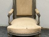une chaise qui se trouve dans le coin d'une pièce