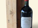 une bouteille de vin posée à côté d'une caisse en bois
