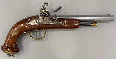 un gros plan d'un pistolet accroché au mur, sur fond blanc