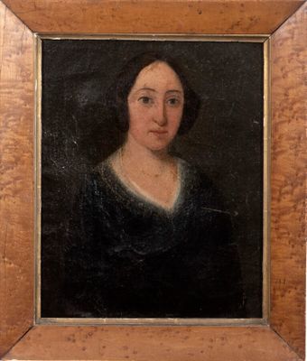 un vieux tableau représentant une femme en robe noire, dans un cadre en bois