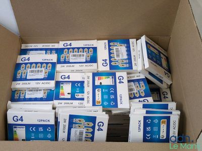 une boîte en carton remplie d'un tas de cartouches d'encre de différentes couleurs