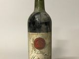 une bouteille de vin posée sur une table