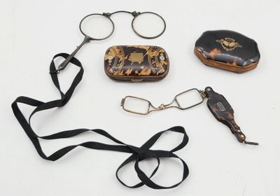 un grand nombre d'objets posés sur une table