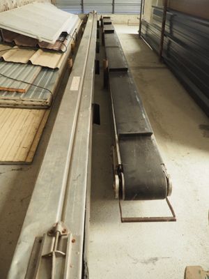 un long banc au milieu d'une pièce où il y a beaucoup de bois