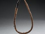 une photo d'une sculpture en bois surmontée d'une corde