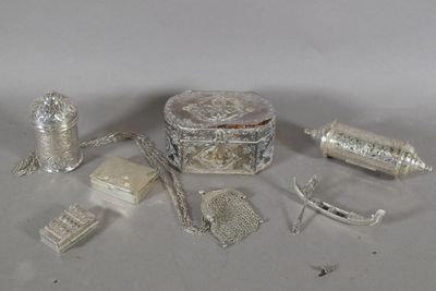 beaucoup d'objets en argent posés sur une table