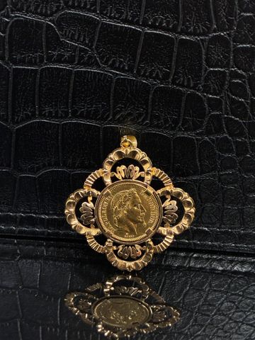 Pendentif quadrilobe en or 18 carats 750 millièmes à décor centré