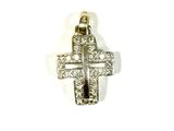 un gros plan d'un pendentif en forme de croix en diamant sur fond blanc