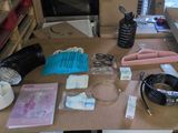 une table sur laquelle se trouvent de nombreux objets