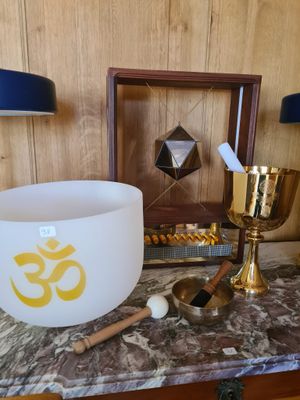 un bol blanc posé sur une table, à côté d'une lampe