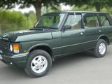 un Land Rover vert garé sur le bord de la route