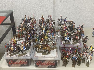 un grand nombre de figurines sur une table