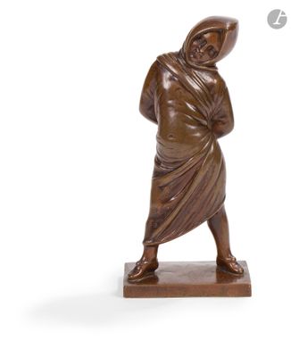 statue en bronze représentant une femme tenant un bébé dans ses bras, posée sur un socle en bois