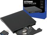 un lecteur DVD externe auquel est connectée une clé USB