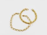 deux bracelets en or posés sur une surface blanche, sur fond blanc