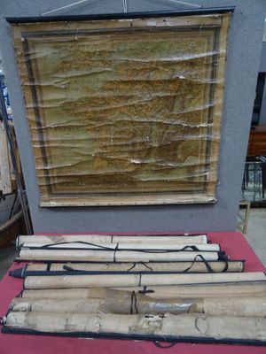 Plusieurs morceaux de bois sont posés sur une table devant une fenêtre.