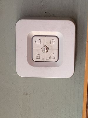 une horloge blanche fixée sur le côté d'un mur vert