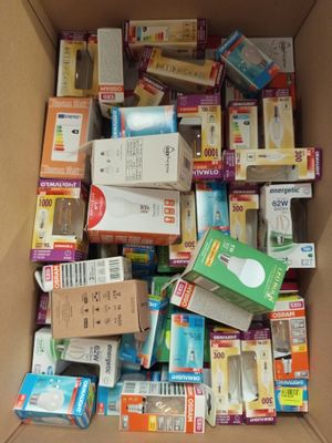 une boîte en carton remplie de différents types d'appareils électroniques