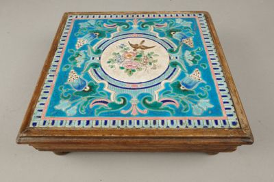 une boîte bleue et blanche ornée d'un oiseau et de fleurs