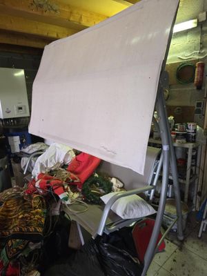 une feuille de papier blanche posée sur une table dans un garage